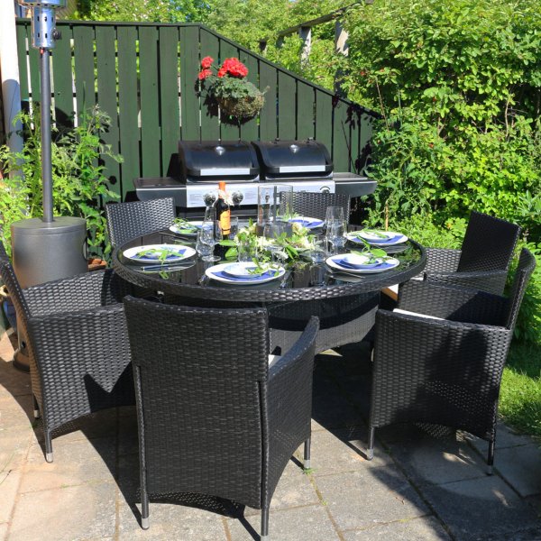 Matgrupp Tylösand - Runt matbord med 6 stolar i konstrotting Matgrupp Tylösand - Runt matbord med 6 stolar i konstrotting