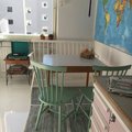 Vår nya pinnsoffa och pinnstolar som passar så otroligt bra i vårt 50-talskök :) vi är så nöjda! Pinnsoffa Karl-Oskar - Vit