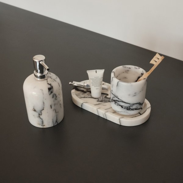 Badrumsset i vit marmor från Sicilien med 3 delar Badrumsset i vit marmor från Sicilien med 3 delar