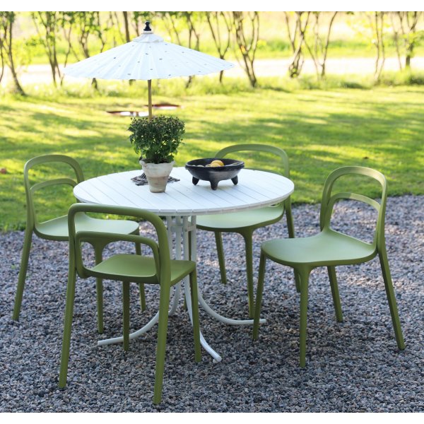 Matgrupp Holmö: Runt vitt bord inklusive 4 st Nordanå stolar stapelbara Matgrupp Holmö: Runt vitt bord inklusive 4 st Nordanå stolar stapelbara