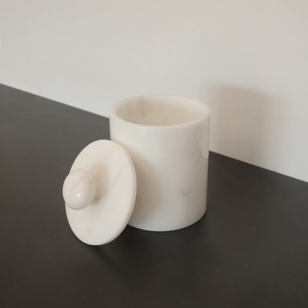 Badrumsset i vit Thassosmarmor med 2 delar Badrumsset i vit Thassosmarmor med 2 delar