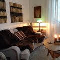 Det är ju synd att dölja en fin soffa, men kul att färgmatcha övrig inredning. Howard Southampton 4-sits svängd soffmodell - Ljus beige