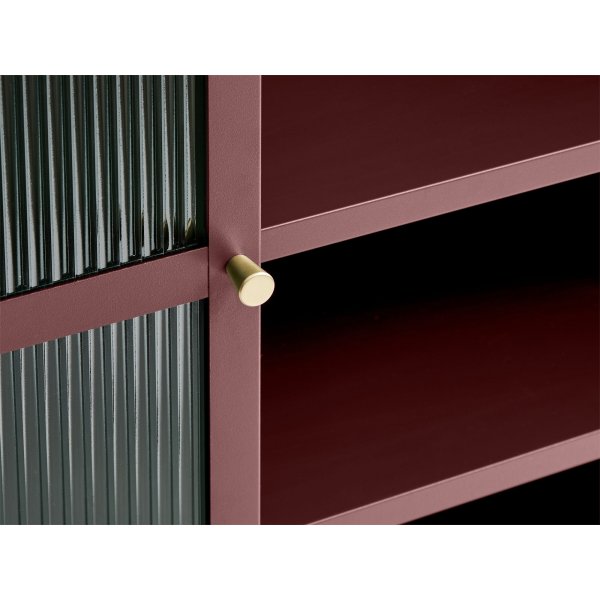 Armoire Dobb en métal bordeaux avec portes vitrées Armoire Dobb en métal bordeaux avec portes vitrées