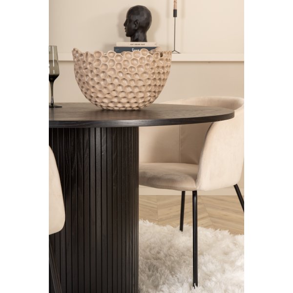 Bianca Matgrupp runt svart matbord med 4 st Berit beige stolar Bianca Matgrupp runt svart matbord med 4 st Berit beige stolar