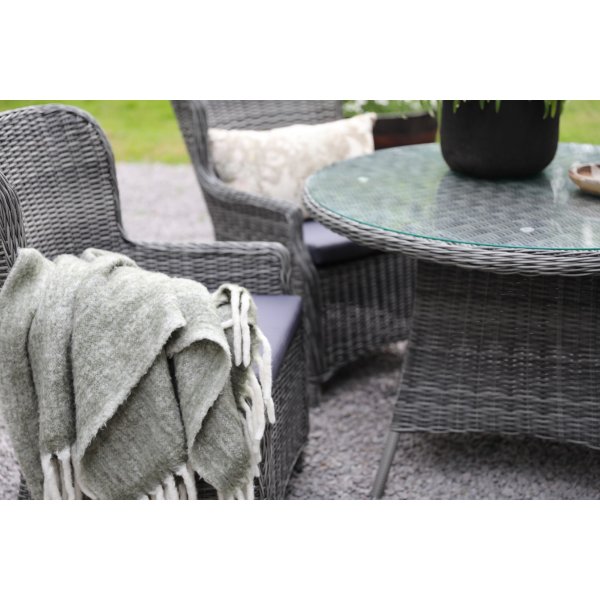 Matgrupp; 4 stolar och matbord 110 cm gr/rotting