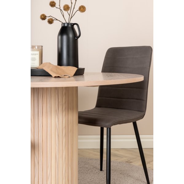 Bianca Matgrupp runt vitputsat matbord med 4 st Windu Lyx grå stolar Bianca Matgrupp runt vitputsat matbord med 4 st Windu Lyx grå stolar