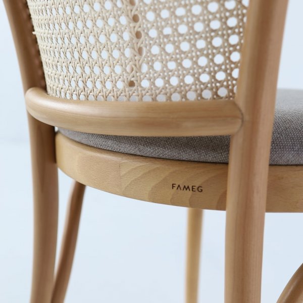 No 30 karmstol med rottingrygg - Valfri färg på stomme och klädsel No 30 karmstol med rottingrygg - Valfri färg på stomme och klädsel