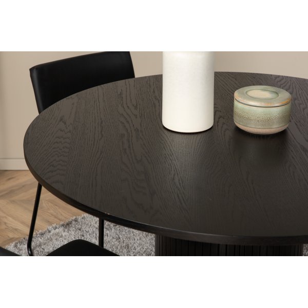 Bianca Matgrupp runt svart matbord med 4 st Kenth svart stolar