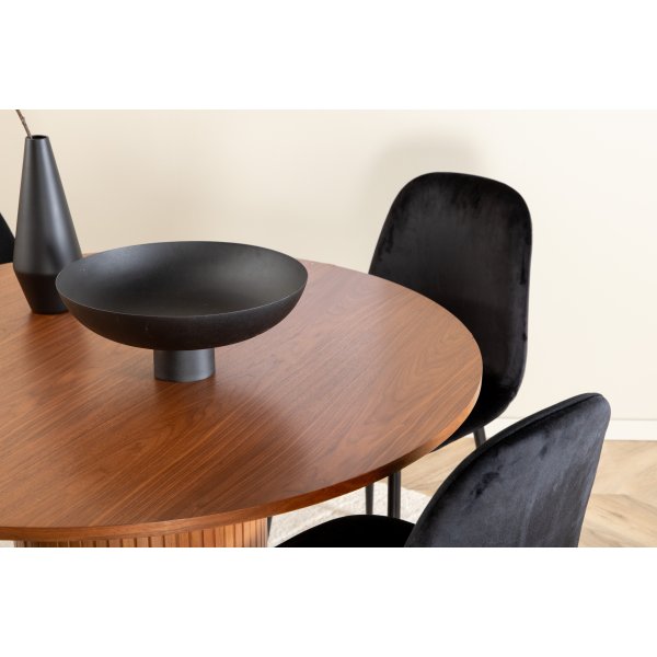 Bianca Matgrupp runt valnt matbord med 4 st Polar svart stolar