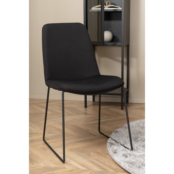 Bianca Matgrupp runt svart matbord med 4 st Muce svart stolar Bianca Matgrupp runt svart matbord med 4 st Muce svart stolar
