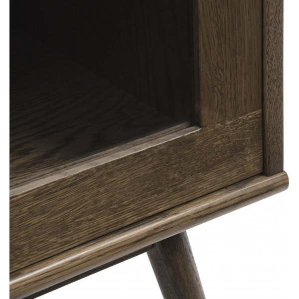 Yuma vitrinekast van gerookt eikenhout met rotan details Yuma vitrinekast van gerookt eikenhout met rotan details