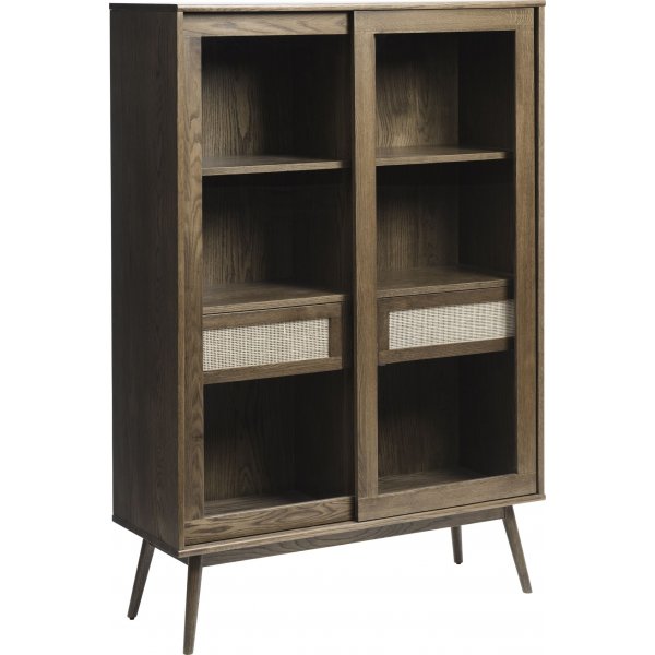 Yuma vitrinekast van gerookt eikenhout met rotan details Yuma vitrinekast van gerookt eikenhout met rotan details