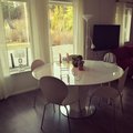 Mac stol tillsammans med Cecilia matbord. Mac stol - vit/krom
