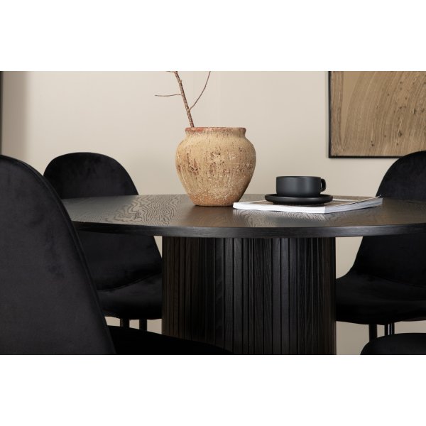 Bianca Matgrupp runt svart matbord med 4 st Polar svart stolar