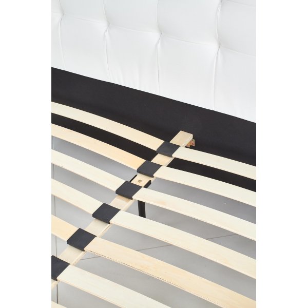 Klara 160x200 cm sängram med huvudgavel i vitt konstläder Klara 160x200 cm sängram med huvudgavel i vitt konstläder