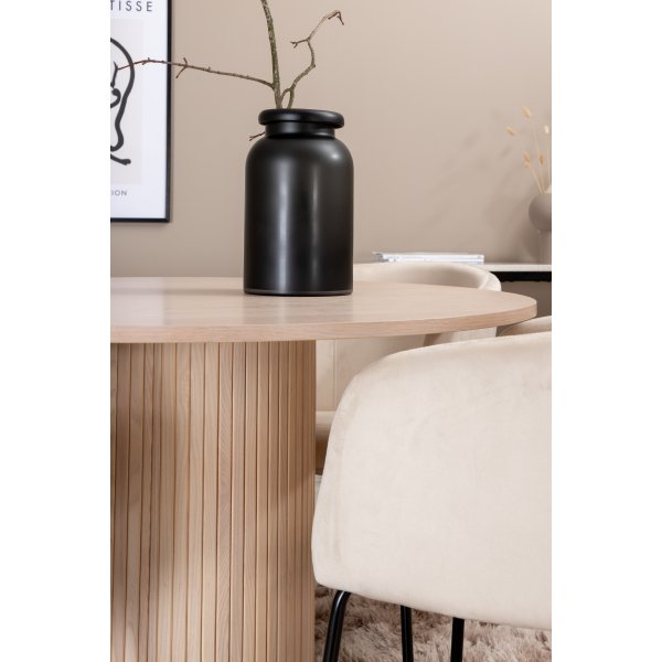 Bianca Matgrupp runt vitputsat matbord med 4 st Berit beige stolar Bianca Matgrupp runt vitputsat matbord med 4 st Berit beige stolar