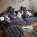 Det finns ingen soffa i världen som motsvarar denna. Stor, maffig, fantastisk kvalité och när man sätter sig-fastnar man. Tveka inte en sekund, köp!! Brandy Lounge - 4-sits soffa XL (silvergrå velvet)