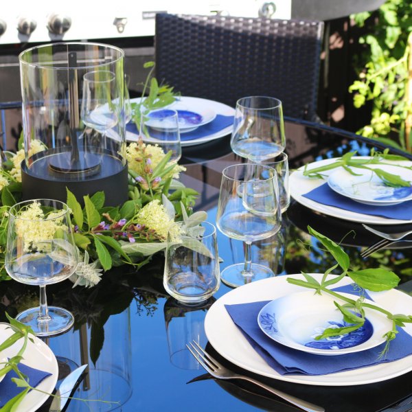 Matgrupp Tylösand - Runt matbord med 6 stolar i konstrotting Matgrupp Tylösand - Runt matbord med 6 stolar i konstrotting