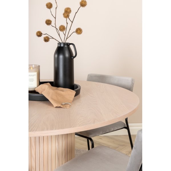 Bianca Matgrupp runt vitputsat matbord med 4 st Kenth grå stolar Bianca Matgrupp runt vitputsat matbord med 4 st Kenth grå stolar