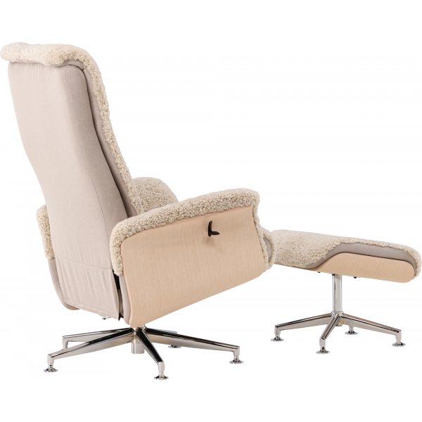 Ulla fåtölj med fotpall i fårskinn - Beige / Whitewash / Krom + Textilrengöring för möbler Ulla fåtölj med fotpall i fårskinn - Beige / Whitewash / Krom + Textilrengöring för möbler