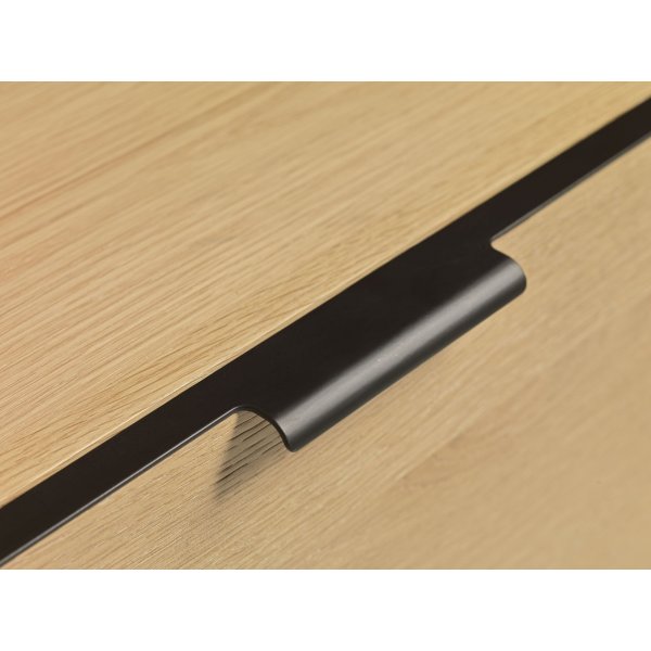 Livia tv-bänk i ek monterad Livia tv-bänk i ek monterad