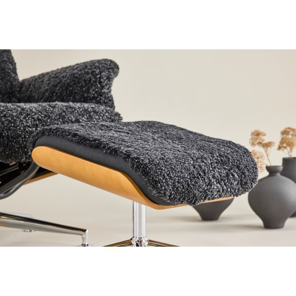 Ulla f�t�lj med fotpall i ek - M�rkgr� f�rskinn + Textilreng�ring f�r m�bler