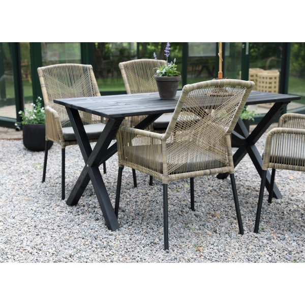 Groep voor dineren in de buitenlucht; Eettafel met 4 Ystad fauteuils - Zwart/Beige