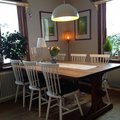 Stämningsfullt och samtidigt trendigt med gammaldags charm i vårt kök. Hela köket känns nytt och fräscht när vi ersatte de gamla köksstolarna med pinnstolarna \"Nils\" Vi är helnöjda med både pris och kvalitet. 6 stolar tog lite över en timme att montera. Det var lätt att skruva dit benen. Sitt och ryggdelen var redan färdigmonterad vid leveransen. Pinnstol Karl-Oskar - vit