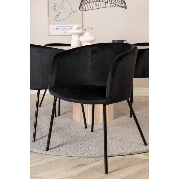 Bianca Matgrupp runt vitputsat matbord med 4 st Berit svart stolar