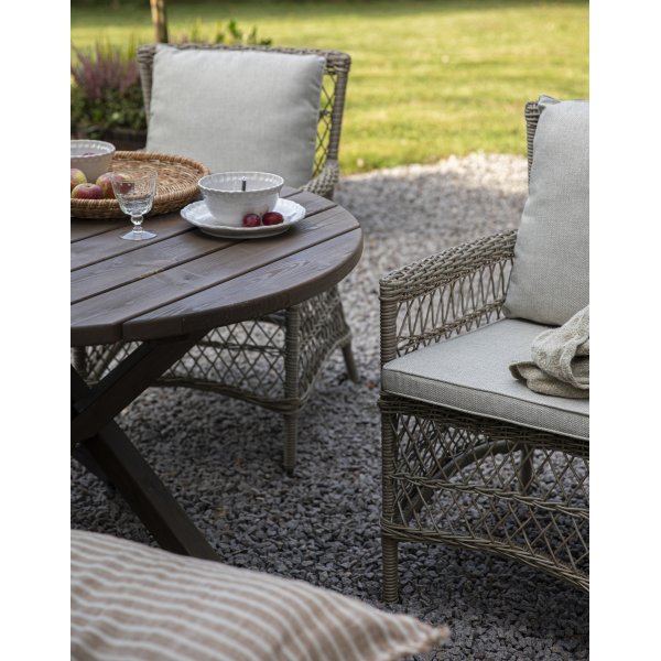 Utegrupp Provence: Scottsdale runt brunt matbord �112 cm inklusive 4 st Provence karmstolar i natruf�rgad konstrotting