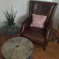 Min älsklingsplats där jag läser mycket både tidningar och böcker. Jag älskar min fåtölj?? Kramar Sofia Hillgren Baker fåtölj - Antikbrunt skinn