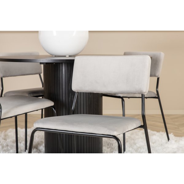 Bianca Matgrupp runt svart matbord med 4 st Kenth grå stolar Bianca Matgrupp runt svart matbord med 4 st Kenth grå stolar