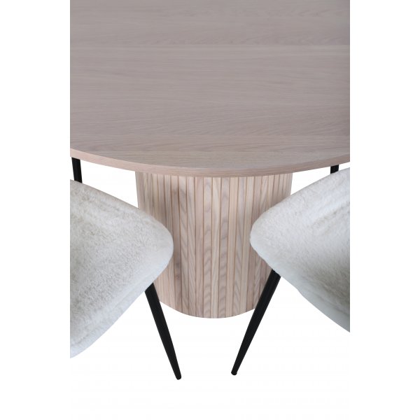 Bianca Matgrupp runt vitputsat matbord med 4 st Polar vit stolar