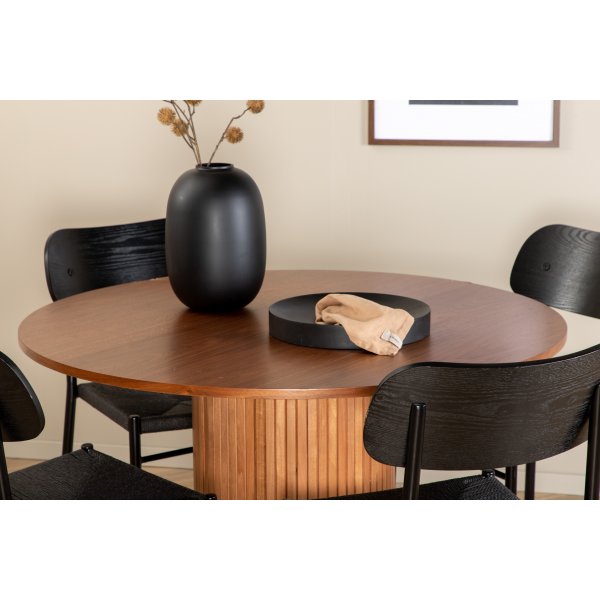 Bianca Matgrupp runt valnt matbord med 4 st Polly svart stolar