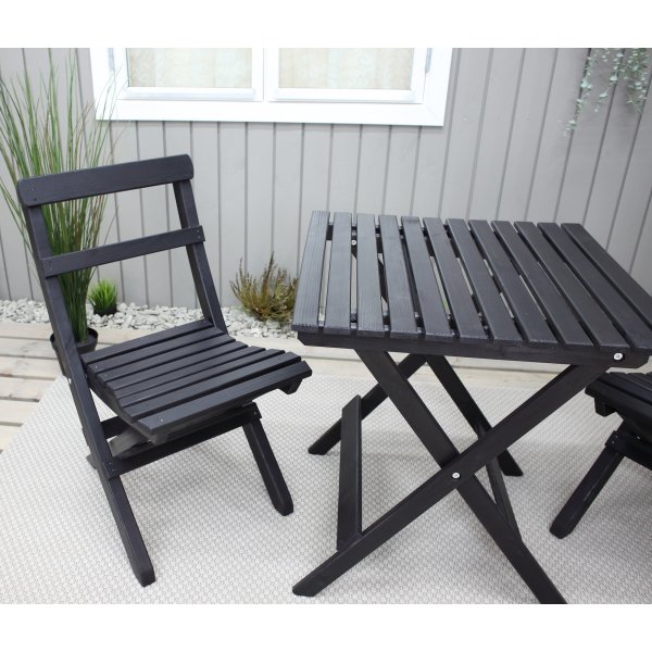 Wilma utegrupp bord 65 x 65 cm inkl 2 st Knohult stolar - Svart Wilma utegrupp bord 65 x 65 cm inkl 2 st Knohult stolar - Svart