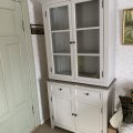 Kundbild Hvaler Vitrinskåp - Antikgrå/ljusbetsad ek