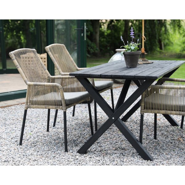 Groep voor dineren in de buitenlucht; Eettafel met 4 Ystad fauteuils - Zwart/Beige