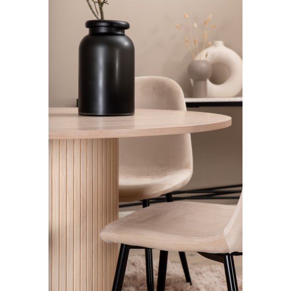 Bianca Matgrupp runt vitputsat matbord med 4 st Polar beige stolar Bianca Matgrupp runt vitputsat matbord med 4 st Polar beige stolar