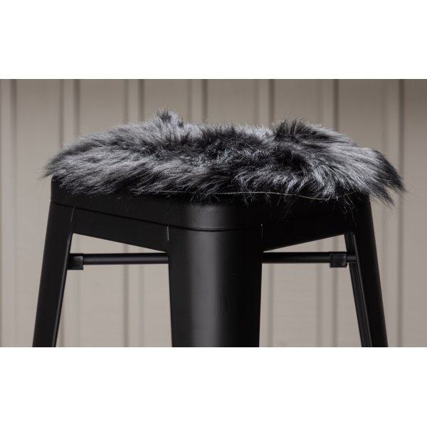 Katy stolsdyna 34 x 34 cm - Svart fuskpäls Katy stolsdyna 34 x 34 cm - Svart fuskpäls