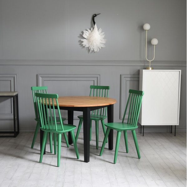 Dalsland matgrupp: Runt bord i Ek / Svart med 4 st gröna Pinnstolar Dalsland matgrupp: Runt bord i Ek / Svart med 4 st gröna Pinnstolar