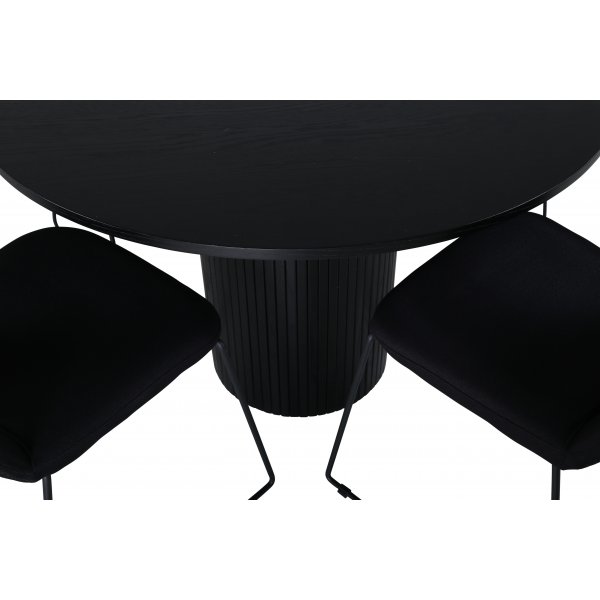 Bianca Matgrupp runt svart matbord med 4 st Muce svart stolar