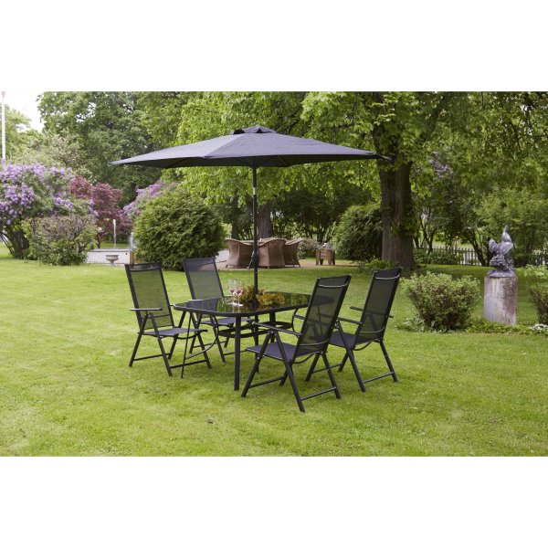 Bjurvik matgrupp; bord med 4 st stolar plus parasol By Martinsen - Svart