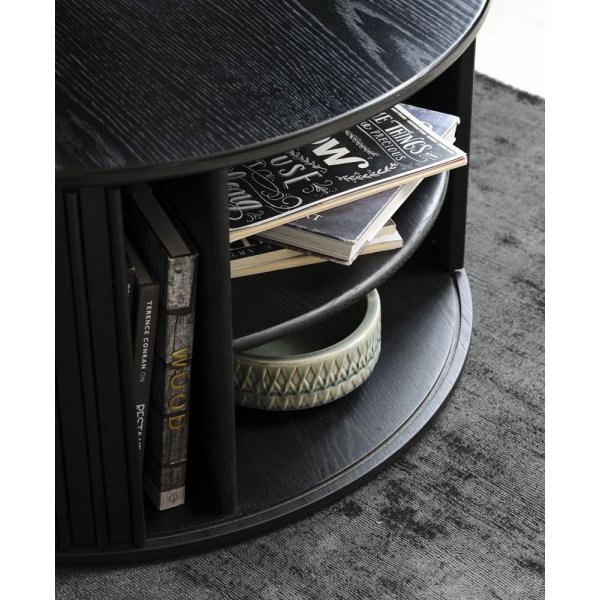 Sierra runt soffbord med förvaring Ø85 cm i svartbetsad ek Sierra runt soffbord med förvaring Ø85 cm i svartbetsad ek