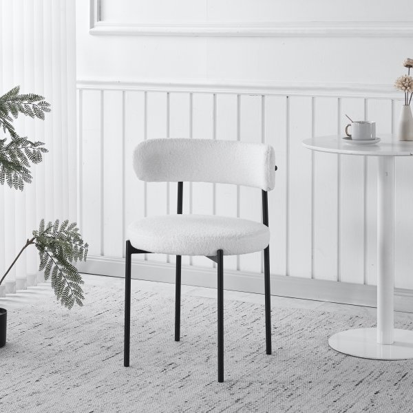 Matgrupp Crossby bord �120cm i svartbetsad ek med 4st Wilma matstol i vitt teddy