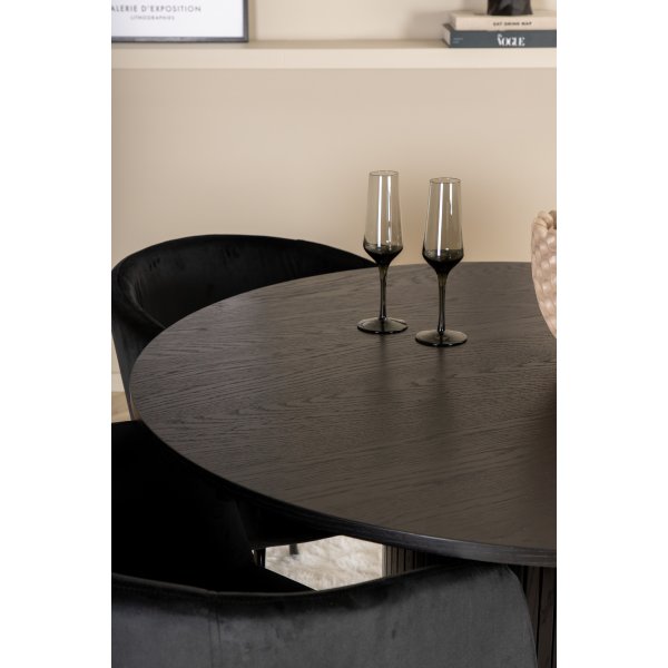 Bianca Matgrupp runt svart matbord med 4 st Berit svart stolar Bianca Matgrupp runt svart matbord med 4 st Berit svart stolar