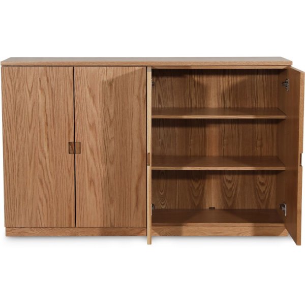 Level sideboard i oljad ek med släta dörrar B140 cm Level sideboard i oljad ek med släta dörrar B140 cm