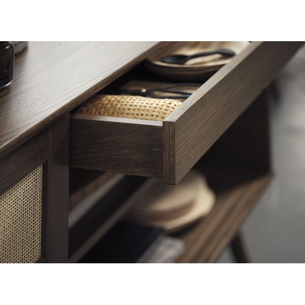 Yuma skänk i smoked oak med rotting detaljer, skjutdörrar Yuma skänk i smoked oak med rotting detaljer, skjutdörrar