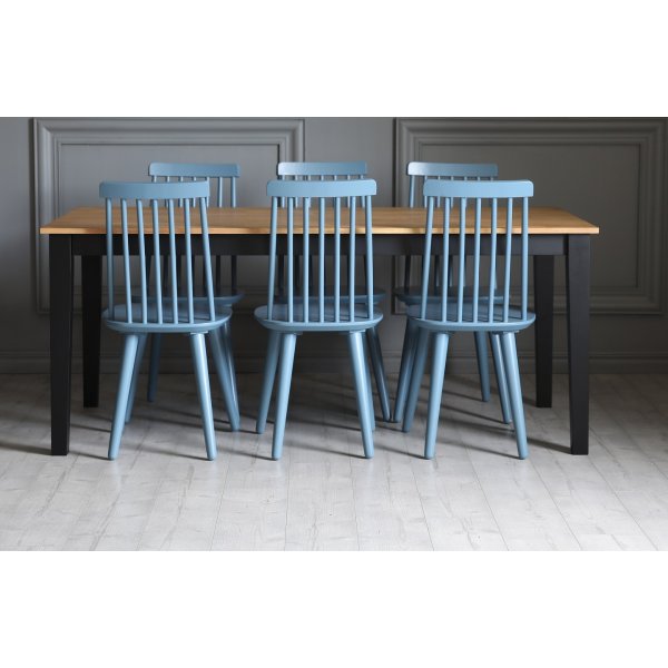 Dalsland matgrupp: Matbord i svart / ek med 6 st duvbl pinnstolar