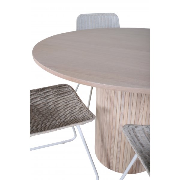 Bianca Matgrupp runt vitputsat matbord med 4 st Cirebon rotting stolar