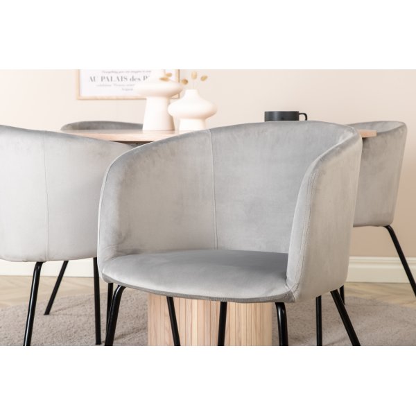 Bianca Matgrupp runt vitputsat matbord med 4 st Berit grå stolar Bianca Matgrupp runt vitputsat matbord med 4 st Berit grå stolar